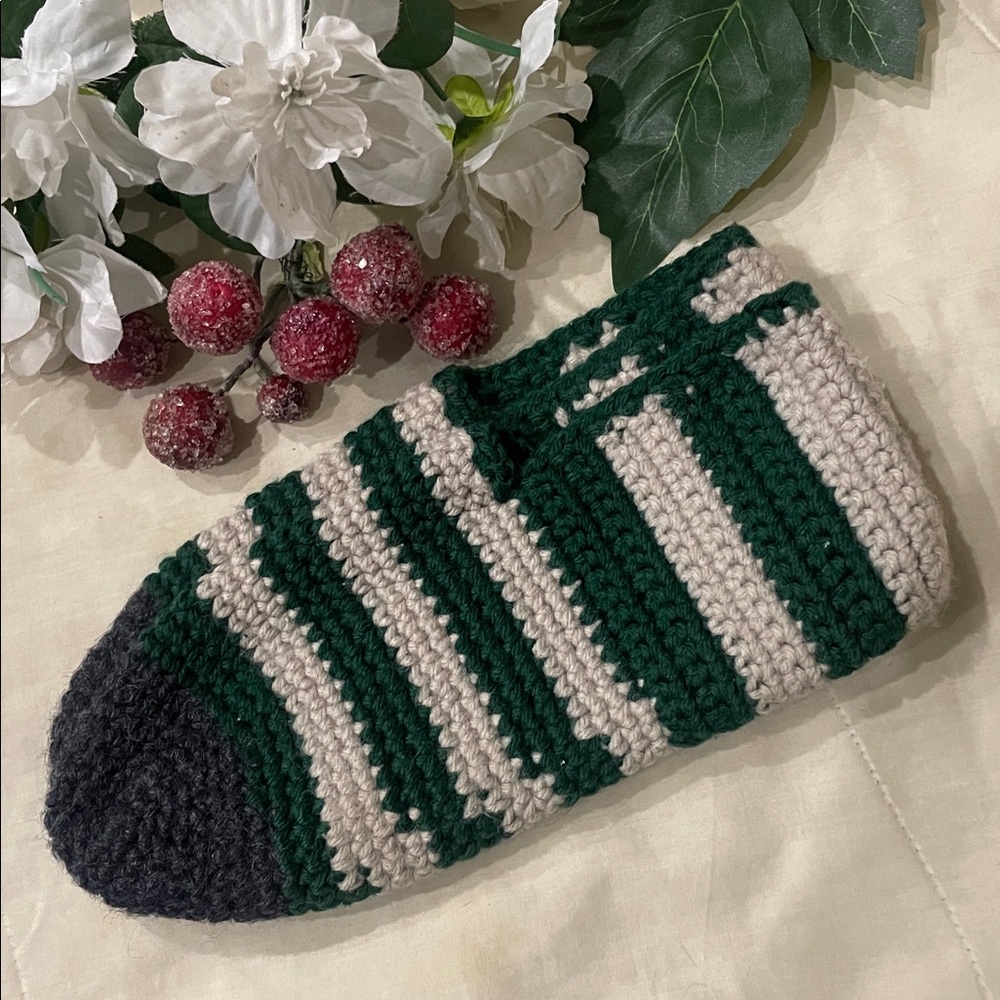 Hand Knit Slippers Socks Green Beige Black Indoor Loungewear Unisex 8-11 NWOT